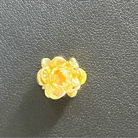 Trollbeads Retired Three Flowers, Gold Bead- 81710 - Picture 6 of 9